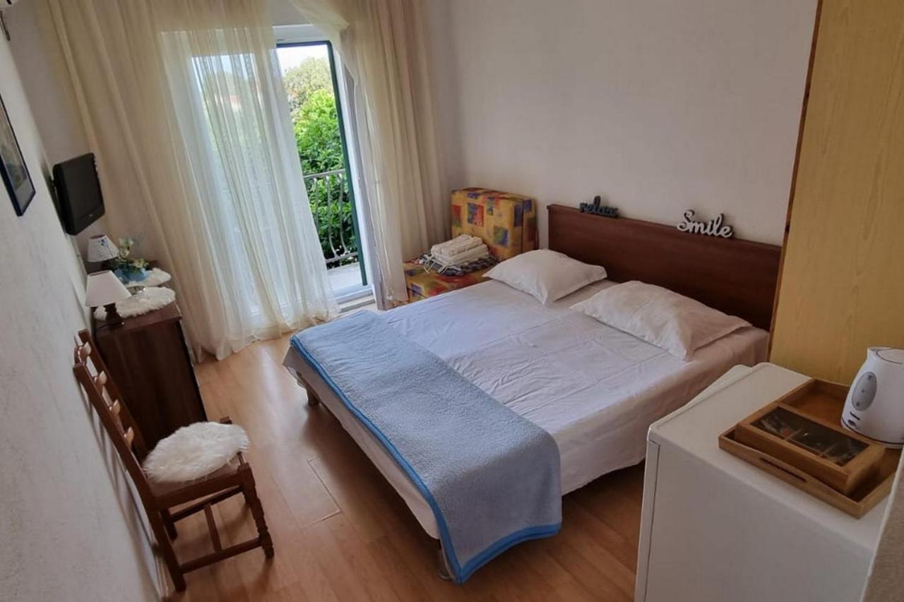 Apartments And Rooms With Parking Space Supetar, Brac - 5658 Dış mekan fotoğraf