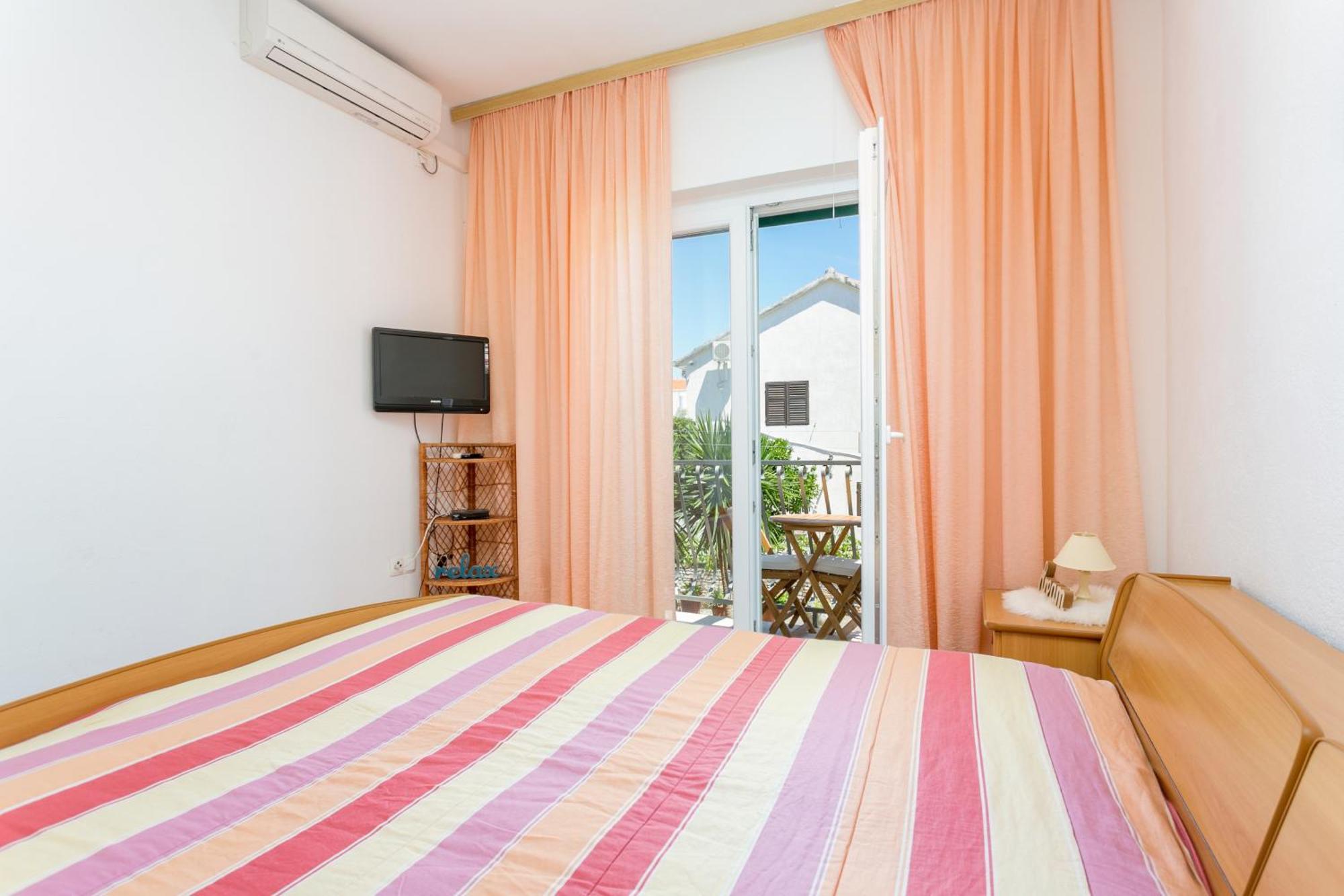 Apartments And Rooms With Parking Space Supetar, Brac - 5658 Oda fotoğraf
