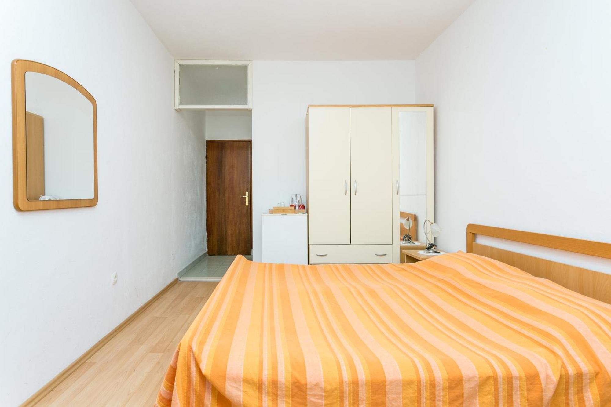 Apartments And Rooms With Parking Space Supetar, Brac - 5658 Oda fotoğraf