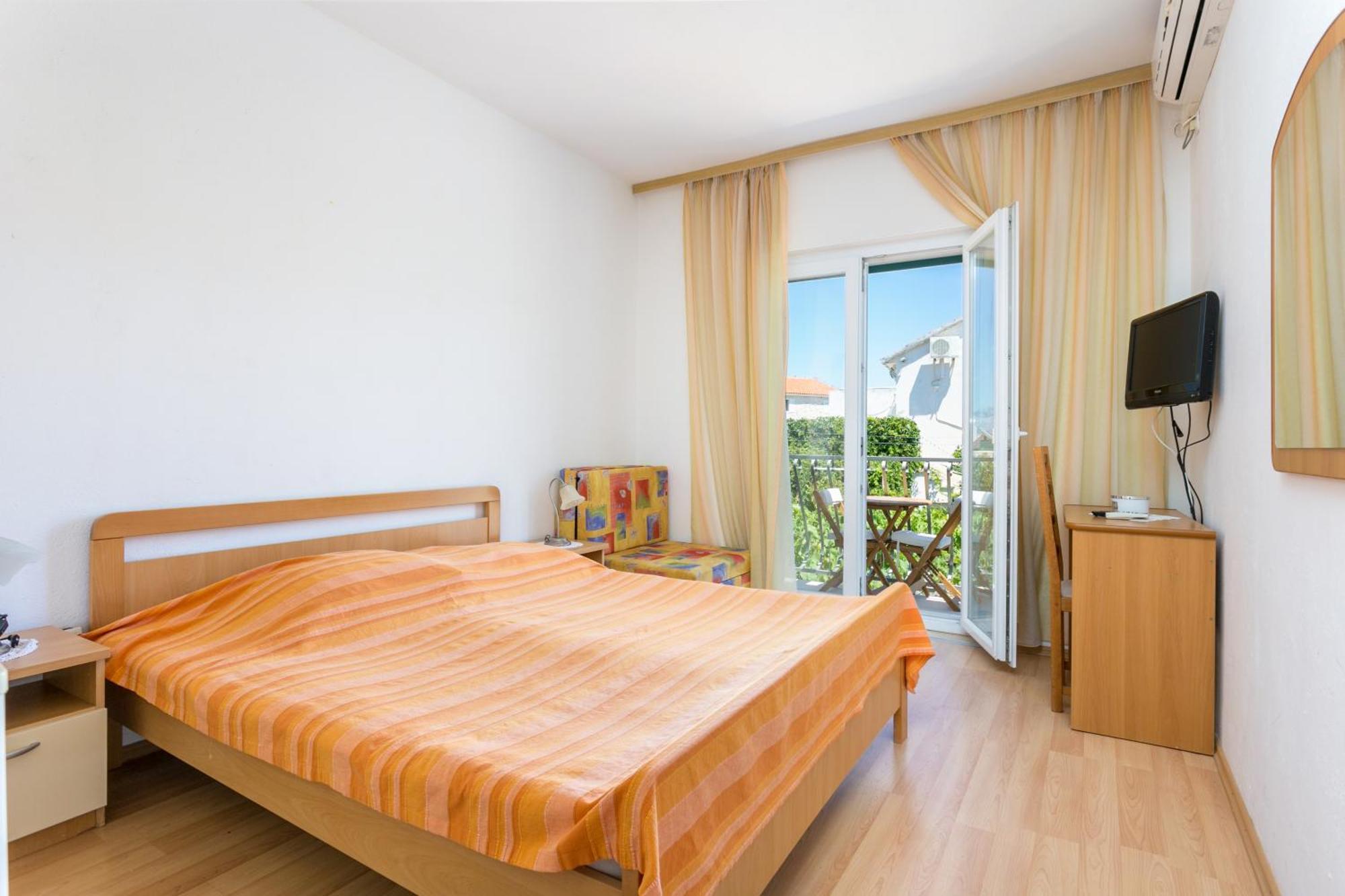 Apartments And Rooms With Parking Space Supetar, Brac - 5658 Dış mekan fotoğraf