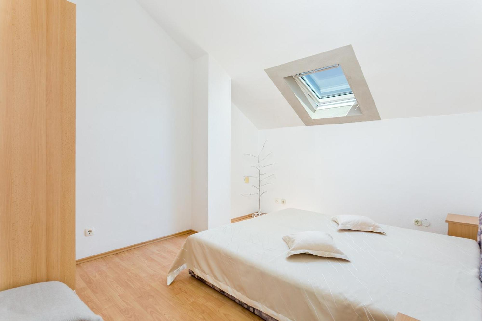 Apartments And Rooms With Parking Space Supetar, Brac - 5658 Dış mekan fotoğraf