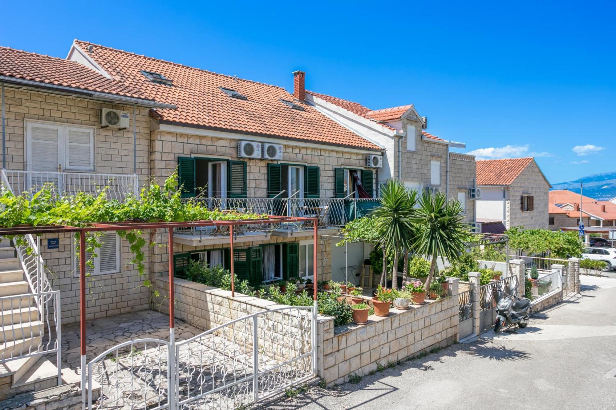 Apartments And Rooms With Parking Space Supetar, Brac - 5658 Dış mekan fotoğraf