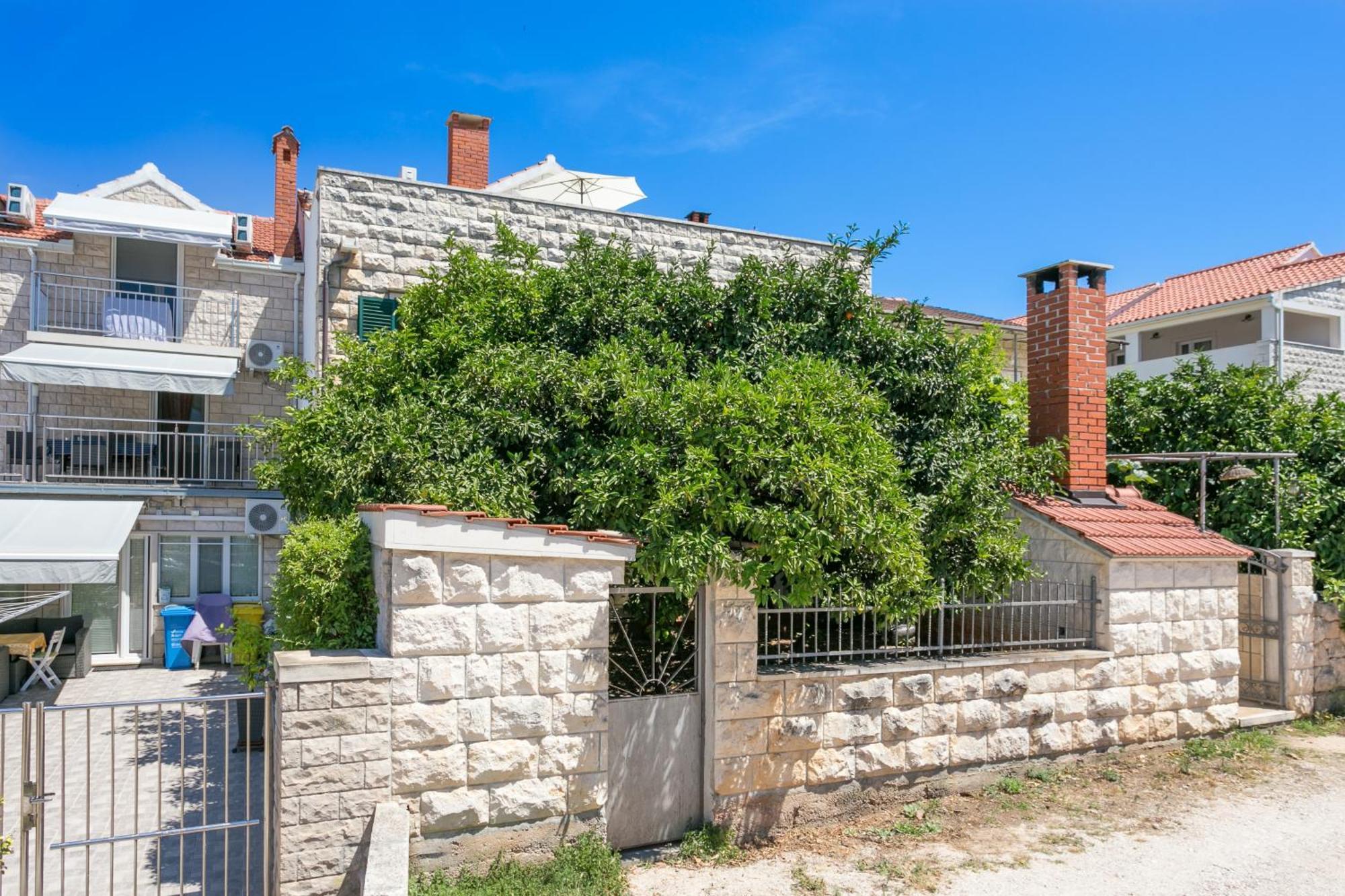 Apartments And Rooms With Parking Space Supetar, Brac - 5658 Dış mekan fotoğraf